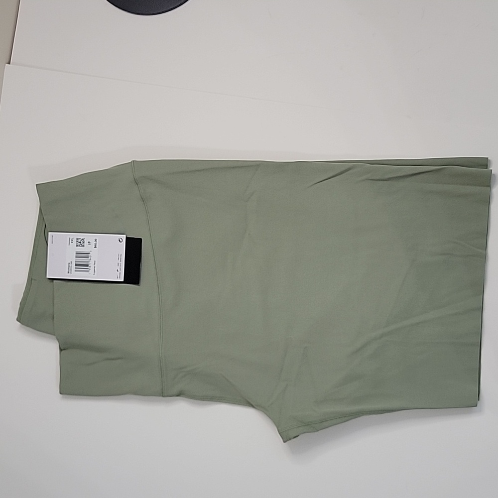 NIKE NWT OIL GREEN ZENVY 8" HIGHRISE SHORTS WMS - Picture 2 of 10